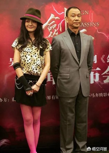 粉色丝袜应该搭配什么样的鞋子和衣服？