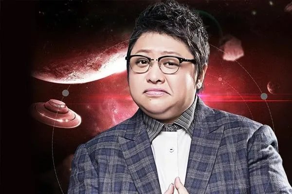 49岁韩红暴瘦后罕现身，众领导簇拥地位不凡，为何却被网友质疑是假货？