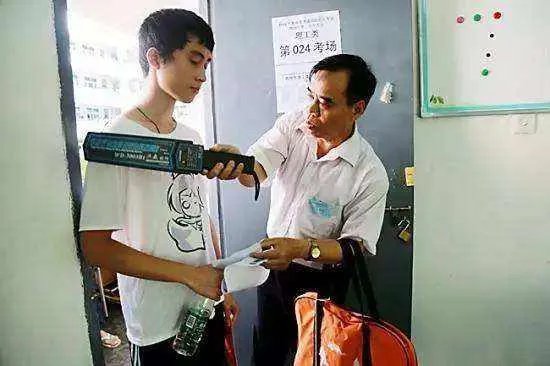 监考老师竟忘带监考证让交警火速帮助，老师也紧张吗？
