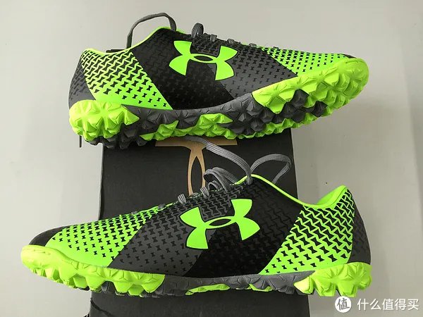 微胖子的运动梦想 篇六:第一双安德玛足球鞋:Under Armour 安德玛 UA Clutchfit Force 2.0 TR 分享