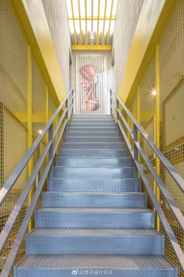 【工业风艺术画廊设计】室内3米的净高，与街道建立一种对话关系...