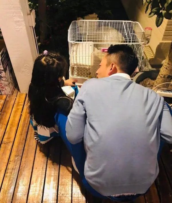 汪小菲儿子真的“惨”,负责烤肉给姐姐吃,连出镜的机会都没有,为什么?