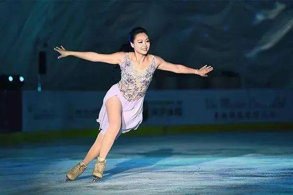 中国花样滑冰女单获得过金牌么？谁获得的首枚金牌？