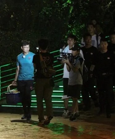揭秘王迅出轨是真的吗 近日赴泸录节目孤身一人表情严肃