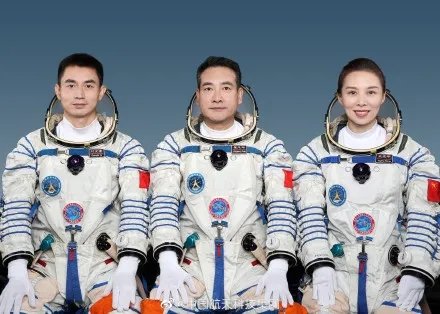 中国首位出舱的女航天员王亚平：出差半年去摘星星