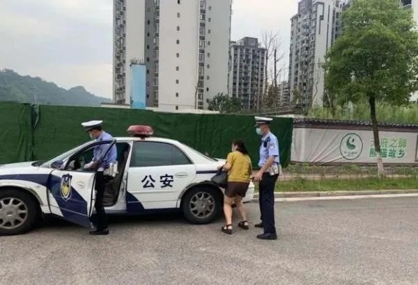 监考老师竟忘带监考证让交警火速帮助，老师也紧张吗？