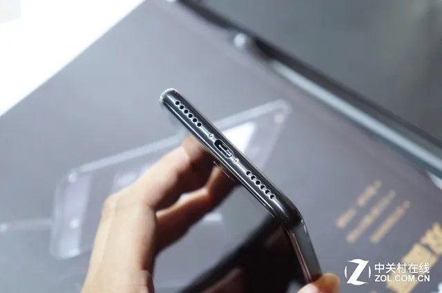 YOTA3手机上手：背面墨水屏可玩微信
