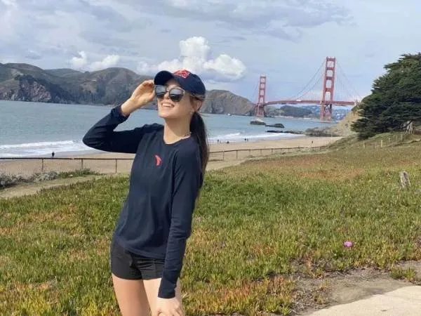 谷爱凌街头跑步被偶遇,仅穿短裤腿冻得通红,妈妈的陪伴对她有多重要?
