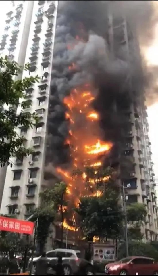 辽宁大连一高楼发生火灾，火势在楼体表面蔓延，现场情况如何？