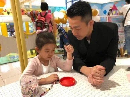 汪小菲儿子真的“惨”,负责烤肉给姐姐吃,连出镜的机会都没有,为什么?