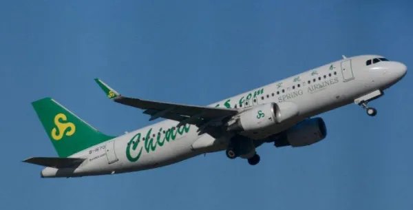 【春秋航空】您预订的11月13日9C8932航班，每人手提行李7KG，票面托运行李0KG，其中可带进客舱的手提行李仅限1件且尺寸不超过20X30X40（CM）