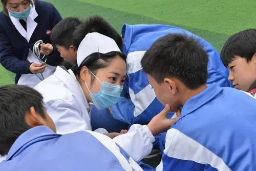 日本学校发生大规模食物中毒事件,什么原因导致?