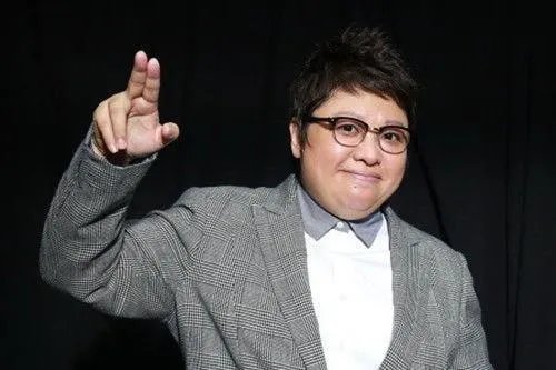 49岁韩红暴瘦后罕现身，众领导簇拥地位不凡，为何却被网友质疑是假货？
