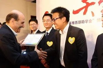 张旭豪的人物简介