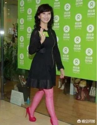 粉色丝袜应该搭配什么样的鞋子和衣服？