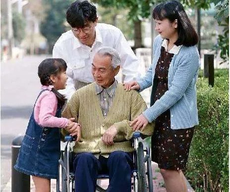扬州大学生发明老人起行无忧椅,这个椅子有哪些功能?
