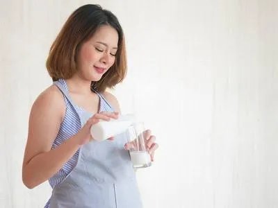 女性睡前喝牛奶会胖吗