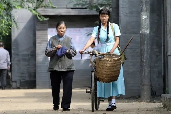 73岁的张少华出院，只有干儿子杨志刚搀扶，亲儿子为何不管呢？