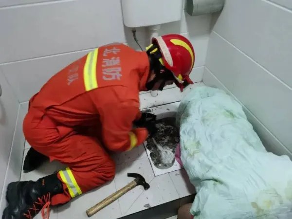 四川一女子掉下水道嫌自己臭拒绝救援,女孩子的颜值“包袱”有多重?