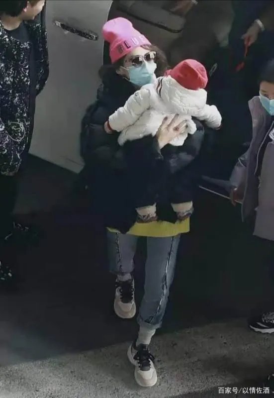 章子怡全家福曝光,儿子首露正脸,继女为啥有点拘束?