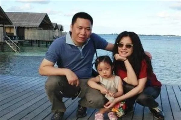 赵薇为何选择嫁给富商黄友龙，而不选择黄晓明呢？