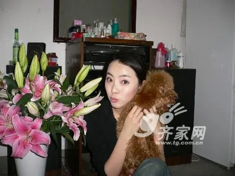 春晚新主持北大才女李思思最萌家居照