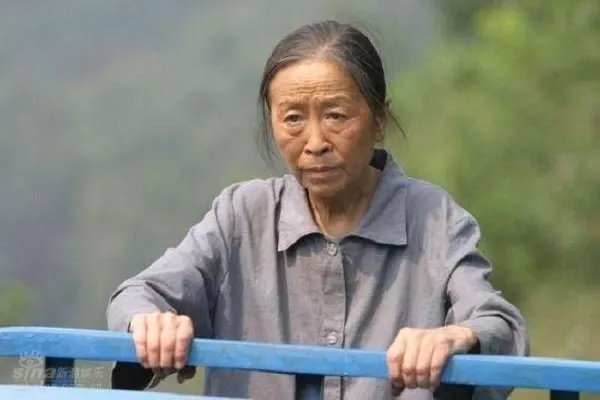 73岁的张少华出院，只有干儿子杨志刚搀扶，亲儿子为何不管呢？