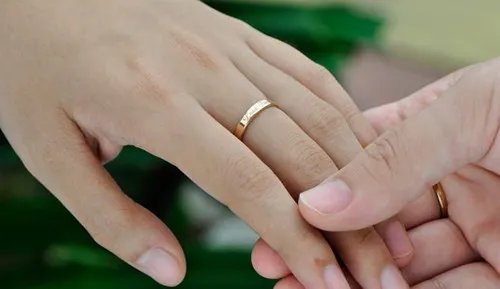 结婚戒指戴哪个手指图片 结婚戒指佩戴的不同意义