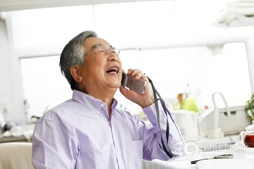 白发症常识  有白头发是怎么回事