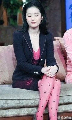粉色丝袜应该搭配什么样的鞋子和衣服？