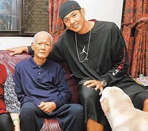陈建州父亲死于空难 揭秘范玮琪黑人名字由来