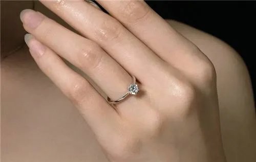 结婚戒指戴哪个手指图片 结婚戒指佩戴的不同意义