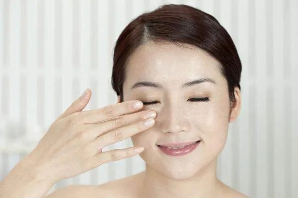 如何正确使用雅诗兰黛眼霜
