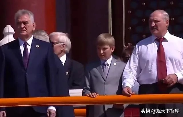 莫斯科阅兵式上,白俄罗斯总统竟然哭了,是逢场作戏吗?