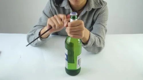 没有启瓶器怎么开啤酒