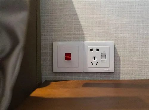 三头插座怎么分火线零线