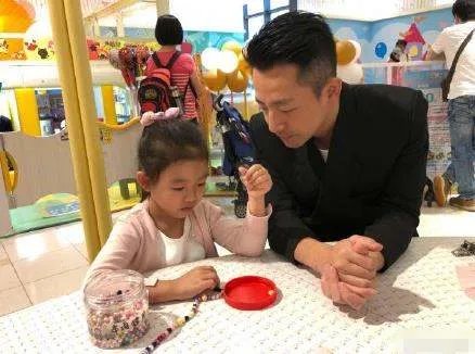 汪小菲儿子真的“惨”,负责烤肉给姐姐吃,连出镜的机会都没有,为什么?