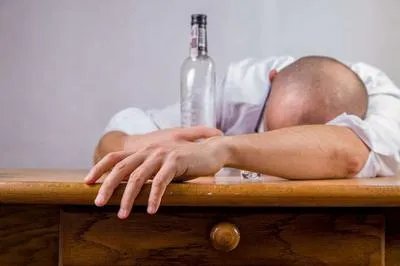 股骨头酒精性坏死初期 酒精性股骨头坏死有哪些表现