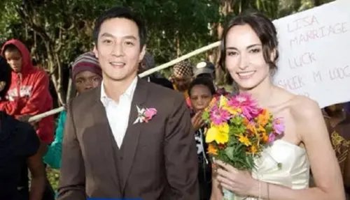 吴彦祖为老婆庆生晒20年前后对比照！自嘲头发已不多