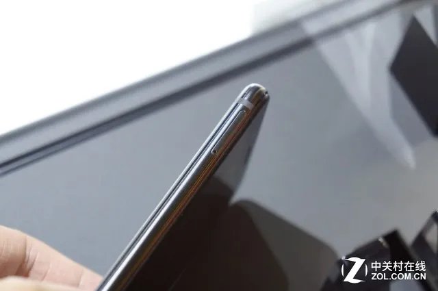 YOTA3手机上手：背面墨水屏可玩微信