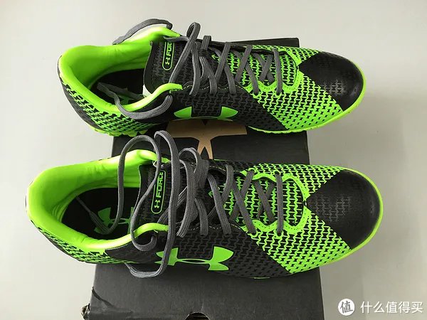 微胖子的运动梦想 篇六:第一双安德玛足球鞋:Under Armour 安德玛 UA Clutchfit Force 2.0 TR 分享
