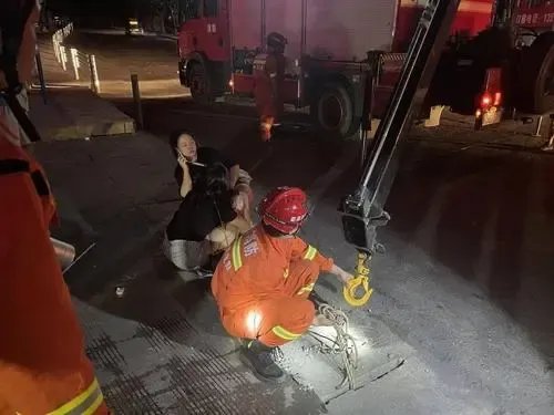 四川一女子掉下水道嫌自己臭拒绝救援，女孩子的颜值“包袱”有多重？