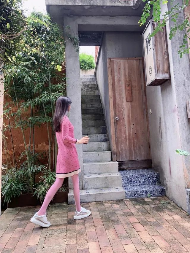 粉色丝袜应该搭配什么样的鞋子和衣服？