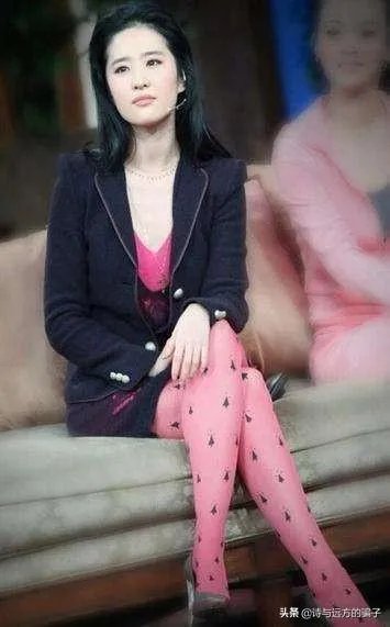 粉色丝袜应该搭配什么样的鞋子和衣服？