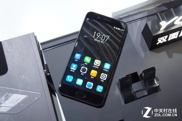 YOTA3手机上手：背面墨水屏可玩微信