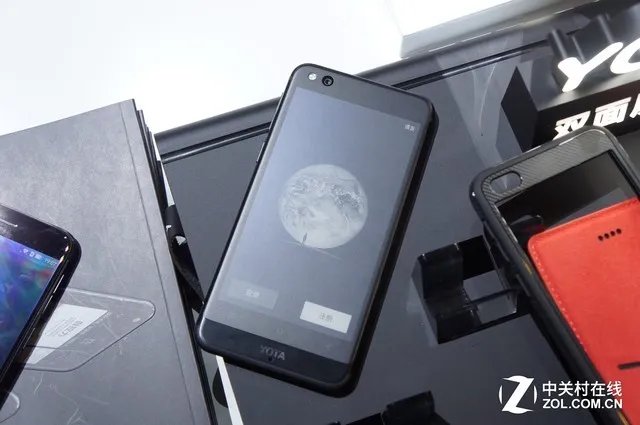 YOTA3手机上手：背面墨水屏可玩微信