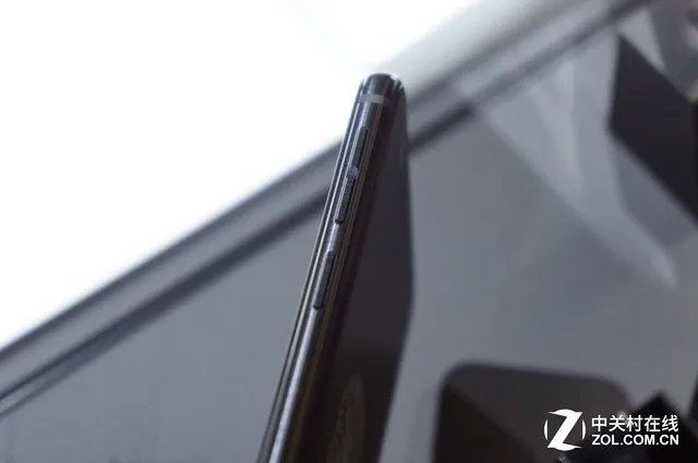 YOTA3手机上手：背面墨水屏可玩微信