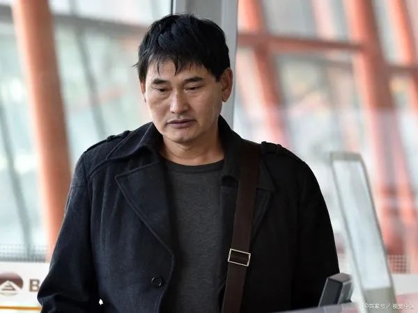朱之文被村民“吸血”十年,家门被踢开成日常,这样处境的他为何不搬家?
