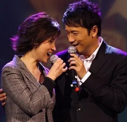 苗侨伟老婆图片大公开 揭他和戚美珍26年爱情故事