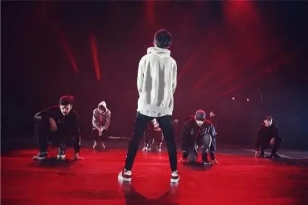 都说易烊千玺跳舞跳的好，那他跳舞属于什么等级的呢？